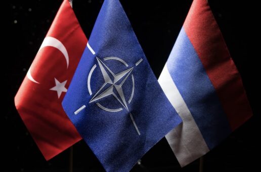 #htmlcaption_44130 BAYRAKLARIN GÖLGESİNDE YENİ JEOPOLİTİK: TÜRKİYE’NİN NATO VE RUSYA ARASINDA DENGE ARAYIŞI
