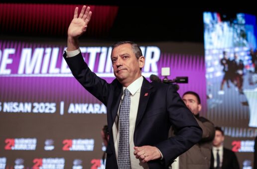 #htmlcaption_42166 ÖZGÜR ÖZEL EST RÉÉLU PRÉSIDENT DU CHP (NOVEMBRE 2025)