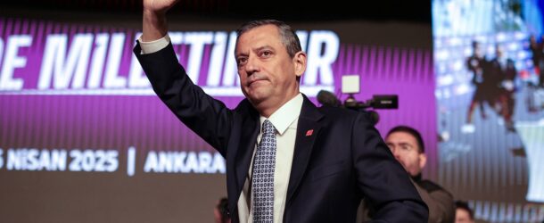 ÖZGÜR ÖZEL EST RÉÉLU PRÉSIDENT DU CHP (NOVEMBRE 2025)